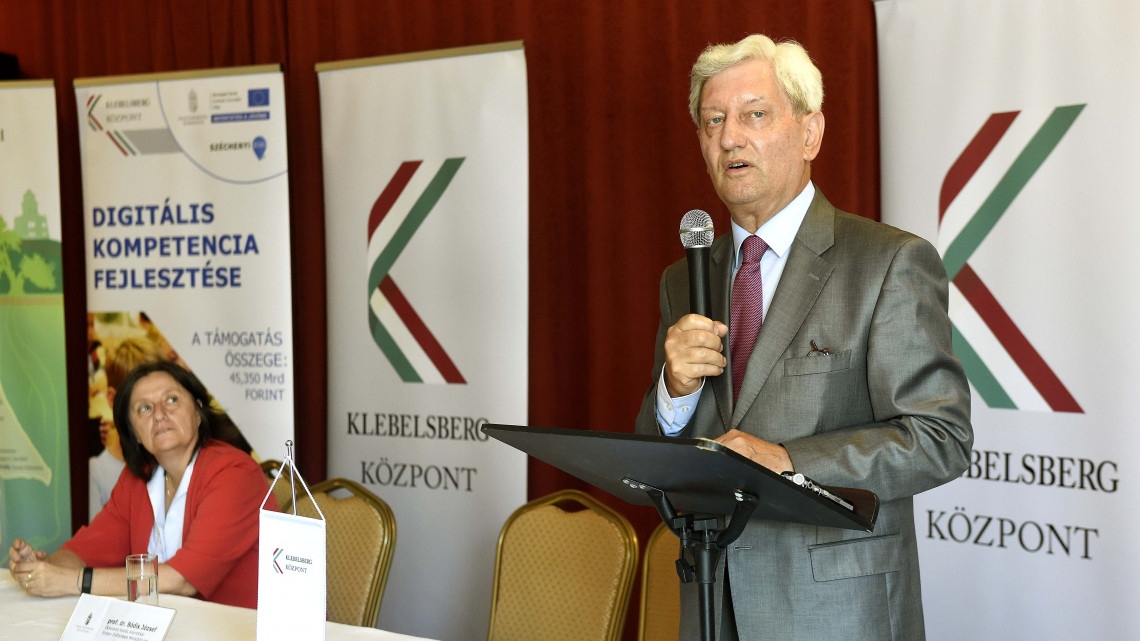 Bódis József oktatásért felelős államtitkár beszédet mond a II. kerületi Móricz Zsigmond Gimnáziumban tartott tankerületi igazgatói értekezleten 2018. augusztus 21-én.