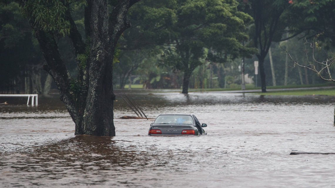 Hilo, 2018. augusztus 24.A Lane hurrikánnal érkező heves esőzések nyomán árvízben sodródó autó a hawaii Hilo településen 2018. augusztus 23-án. Donald Trump amerikai elnök rendkívüli állapotot hirdetett ki Hawaii valamennyi szigetére a 4-es erősségű Lane hurrikán érkezése miatt.(MTI/AP/Bruce Omori)