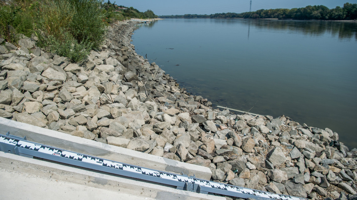 A Duna Ercsinél 2018. augusztus 23-án. Az elmúlt napokban több helyen is megdőlt a Dunán a valaha mért legalacsonyabb vízállás rekordja. Ercsinél mínusz 67 centimétert regisztráltak augusztus 21-én, az eddigi rekord az 1970-ben mért mínusz 36 centiméter volt.