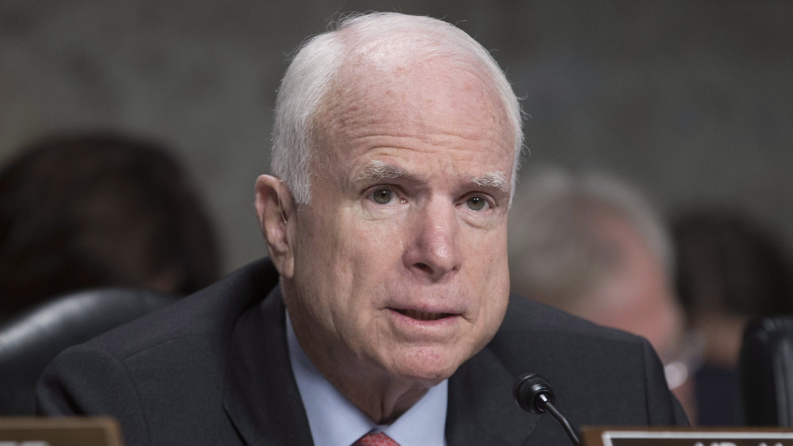 Washington, 2017. július 20.2017. július 11-én készült kép John McCain arizonai republikánus szenátorról a szenátus fegyveres erőket felügyelő bizottsága előtti meghallgatásán Washingtonban. A 80 éves politikusnál a rosszindulatú agydaganatok egyik agresszív formáját diagnosztizálták 2017. július 19-én. (MTI/EPA/Michael Reynolds)