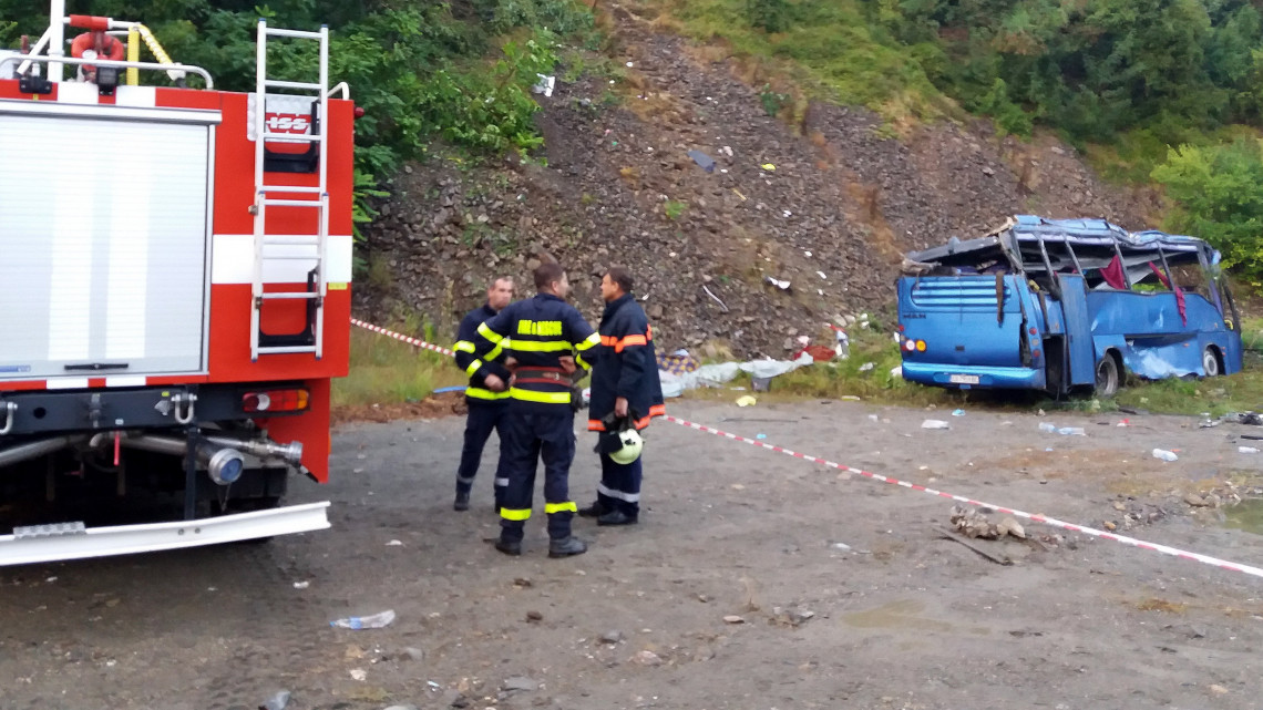 Szvoge, 2018. augusztus 26.A bolgár belügyminisztérium képén autóbusz roncsa mellett tűzoltók 2018. augusztus 25-én, miután a zarándokokat szállító jármű egy autópályáról szakadékba zuhant a bulgáriai Szvoge közelében. Tizenöt ember életét vesztette, huszonhét megsérült. (MTI/EPA/Bolgár belügyminisztérium)