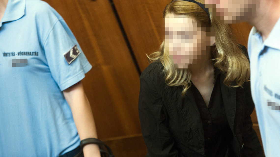 Eva Varholiková Rezesová vádlott beszél az ellene négy halálos áldozatot okozó ittas járművezetés vádjával folyó másodfokú büntetőper tárgyalásán a Budapest Környéki Törvényszék tárgyalótermében 2014. szeptember 8-án.