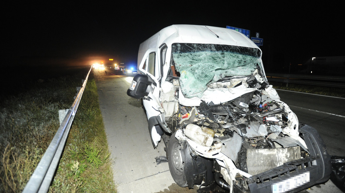 Összetört kisteherautó az M0-ás autóút Megyeri híd felé vezető oldalán, a 34-es kilométernél, ahol a gépjármű belerohant egy kamion pótkocsijába 2018. augusztus 28-án hajnalban. A balesetben egy ember a helyszínen életét vesztette.
