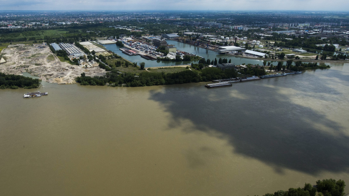 Az áradó Duna Budapesten, a csepeli szabadkikötőnél 2013. június 4-én.