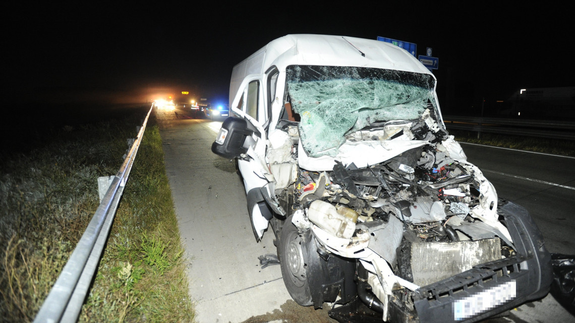Összetört kisteherautó az M0-ás autóút Megyeri híd felé vezető oldalán, a 34-es kilométernél, ahol a gépjármű belerohant egy kamion pótkocsijába 2018. augusztus 28-án hajnalban. A balesetben egy ember a helyszínen életét vesztette.