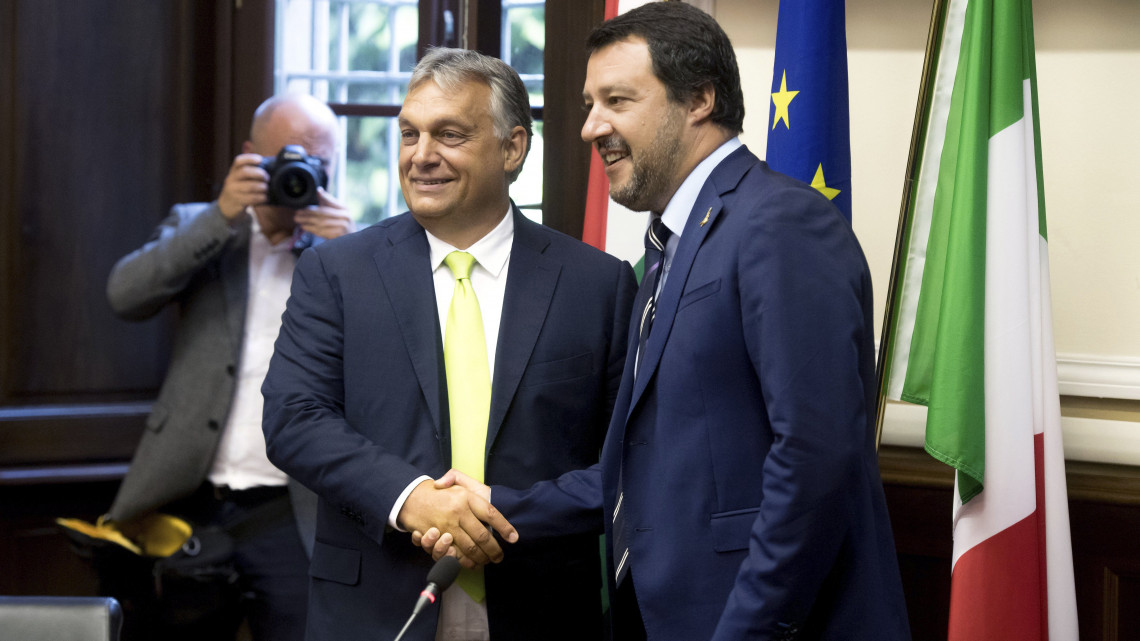 Orbán Viktor miniszterelnök (b) és Matteo Salvini olasz belügyminiszter kezet fog sajtótájékoztatójuk kezdete előtt a milánói városházán 2018. augusztus 28-án.