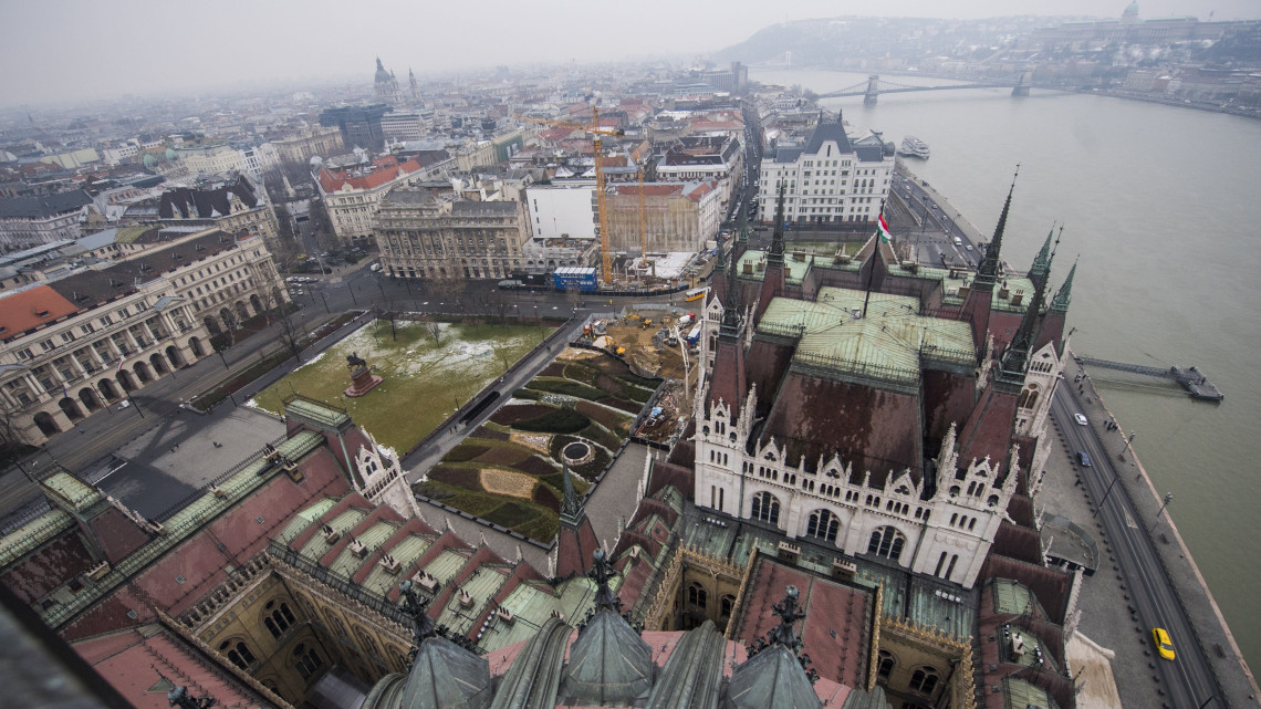 Kilátás a Kossuth Lajos tér irányába az Országház kupolája felől 2018. január 24-én.
