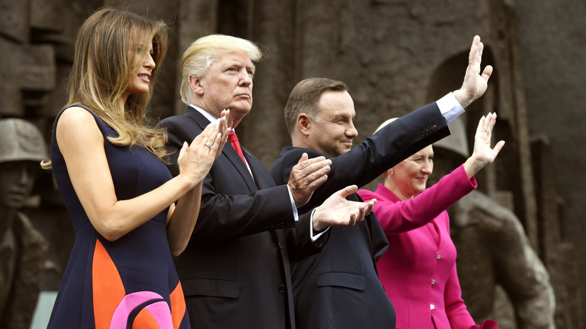 Donald Trump amerikai elnök (b2) és felesége, Melania Trump (b), valamint Andrzej Duda lengyel elnök (j2) és felesége, Agata Kornhauser-Duda (j) a varsói Krasinski téren 2017. július 6-án..