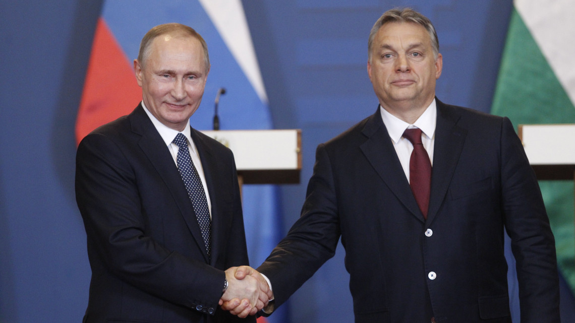 Orbán Viktor miniszterelnök (j) és Vlagyimir Putyin orosz elnök kezet fog a tárgyalásuk után tartott sajtótájékoztató végén a Parlament Vadásztermében 2017. február 2-án.