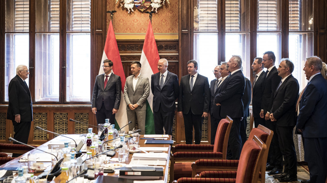 A Miniszterelnöki Sajtóiroda által közreadott képen a kormány tagjai köszöntik Boross Péter volt miniszterelnököt a 90. születésnapja alkalmából a Parlamentben 2018. augusztus 29-én.