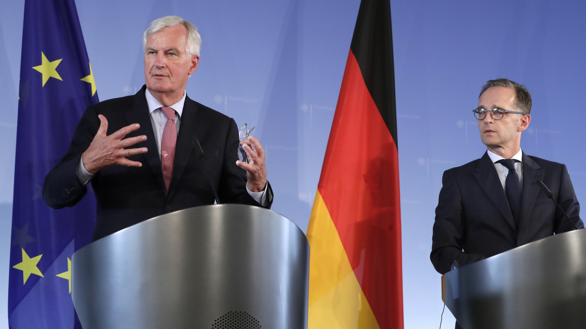 Berlin, 2018. augusztus 29.Michel Barnier, az Európai Bizottságnak a brit kiválás ügyében felelős főtárgyalója (b) és Heiko Maas német külügyminiszter sajtótájékoztatót tart a berlini külügyminisztériumban 2018. augusztus 29-én. (MTI/AP/Michael Sohn)
