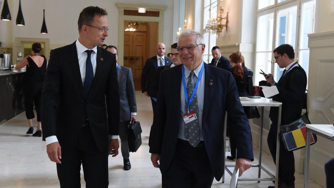 A Külgazdasági és Külügyminisztérium által közreadott képen Szijjártó Péter külgazdasági és külügyminiszter (b) és Josep Borrell spanyol külügyminiszter az EU-tagországok külügyminiszterei informális találkozóján Bécsben 2018. augusztus 31-én.