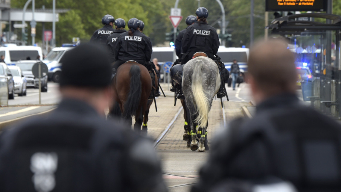 Chemnitz, 2018. szeptember 1.A szélsőjobboldali tüntetők és az ellenük tiltakozók megfékezésére kivezényelt lovas rendőrök a szászországi Chemnitzben 2018. szeptember 1-jén. Az Alternatíva Németországnak (AfD) bevándorlásellenes párt és a Hazafias Európaiak a Nyugat Iszlamizálódása Ellen, a Pegida német tömörülés is tüntetést hirdetett Chemnitzben, miután a városban augusztus 26-ra virradóra egy iraki és egy szíriai bevándorló agyonszúrt egy 35 éves német férfit. (MTI/AP/Jens Meyer)
