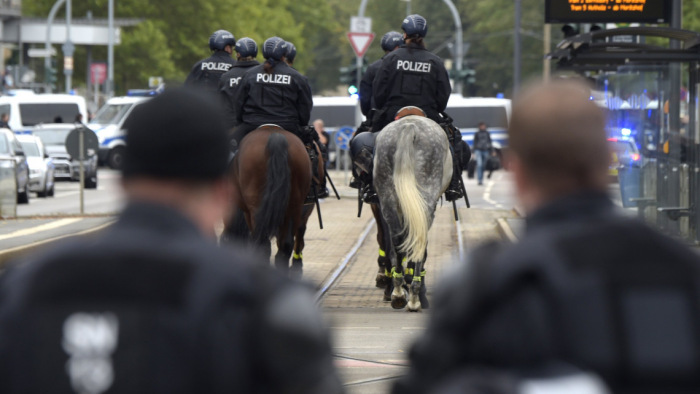 A kormány menekültpolitikája ellen tüntetnek Németországban