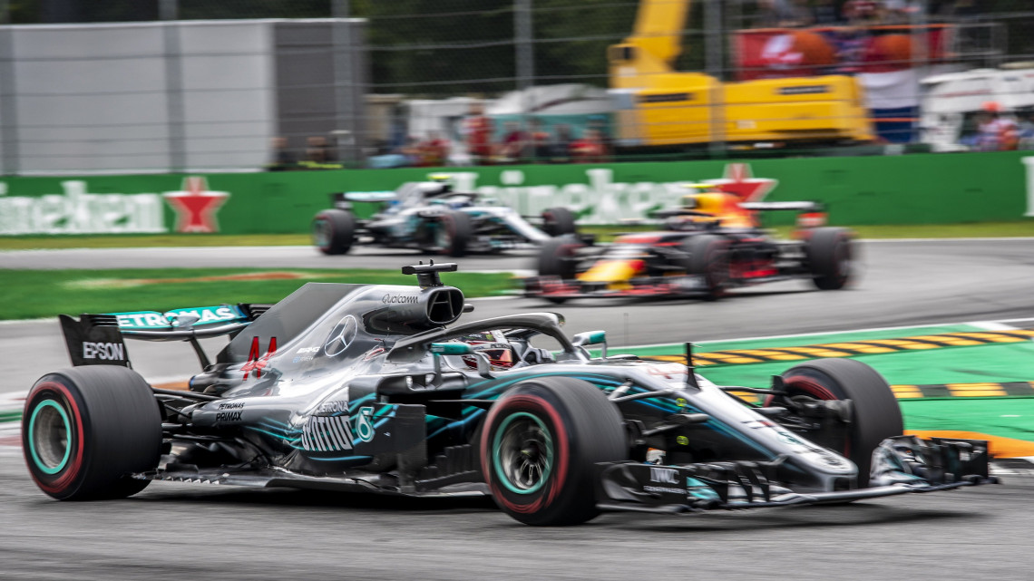 Monza, 2018. szeptember 2.Lewis Hamilton, a Mercedes brit versenyzője a Forma-1-es autós gyorsasági világbajnokság Olasz Nagydíján a monzai versenypályán 2018. szeptember 2-án. (MTI/EPA/Srdjan Suki)