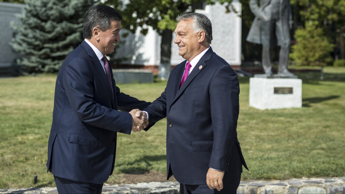 A Miniszterelnöki Sajtóiroda által közreadott képen Szooronbaj Zseenbekov kirgiz elnök (b) fogadja Orbán Viktor miniszterelnököt a türk nyelvű államok együttműködési tanácsának VI. ülése előtt a kirgizisztáni Csolpon-Atában 2018. szeptember 3-án.