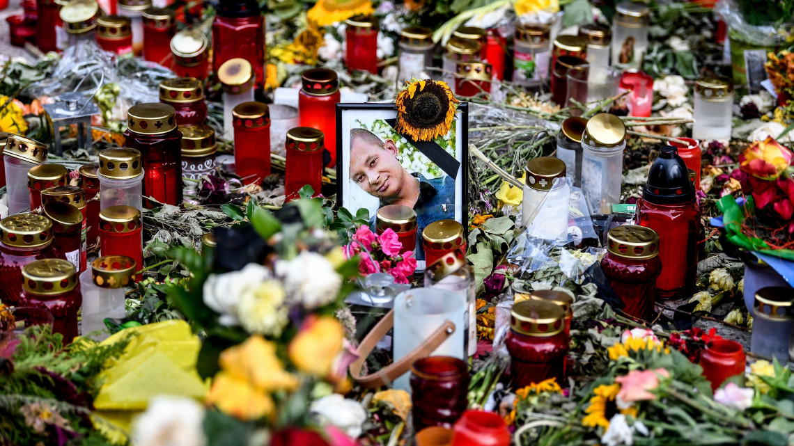 Chemnitz, 2018. augusztus 31.Az áldozat iránti kegyelet jeleként elhelyezett virágok és mécsesek 2018. augusztus 31-én azon a helyen, ahol augusztus 26-ra virradóra egy iraki és egy szíriai bevándorló agyonszúrt egy 35 éves német férfit. (MTI/EPA/Filip Singer) *** Local Caption *** 53000073