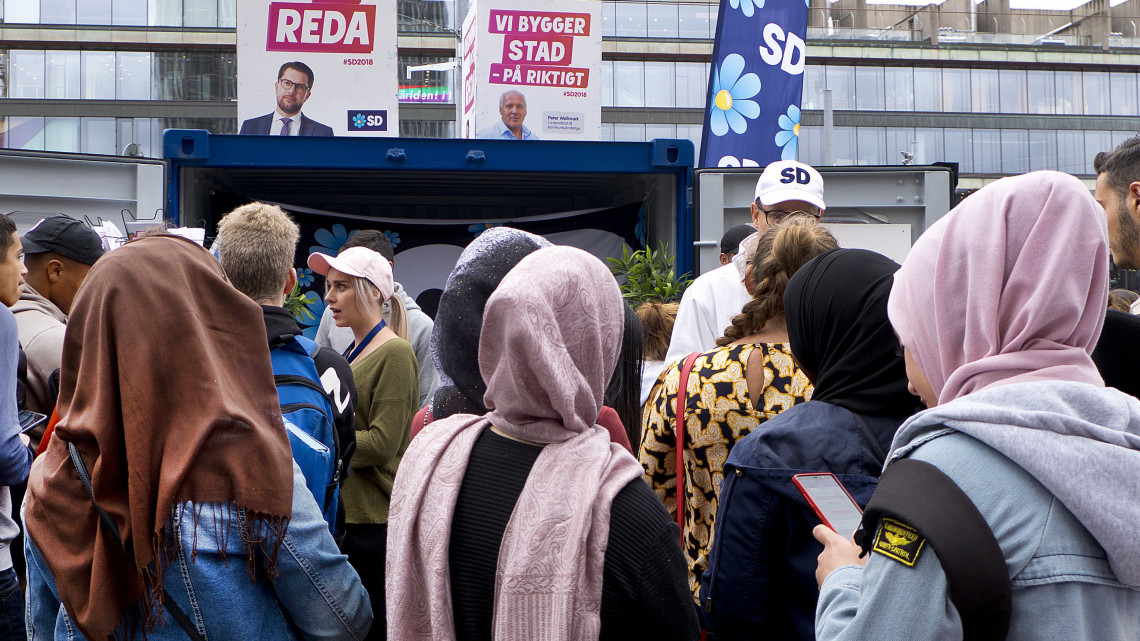 Stockholm, 2018. szeptember 4.A bevándorlásellenes Svéd Demokraták párt kampányoló aktivistáját hallgatják fiatal nők Stockholmban 2018. augusztus 31-én. A parlamenti választásokat szeptember 9-én tartják Svédországban. (MTI/AP/Michael Probst) *** Local Caption *** 53000073