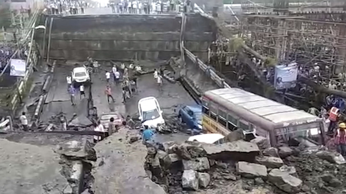 Kolkata, 2018. szeptember 4.Indranil Muherdzsi által közreadott, videofelvételről készített kép egy leomlott autópályahídról Kolkatában 2018. szeptember 4-én. A balesetben kilencen súlyosan megsérültek, de halálos áldozatokról egyelőre nincs hír. MTI/AP/Indranil Muherdzsi)