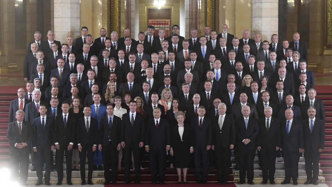 A Fidesz-KDNP frakciójának tagjai az Országház főlépcsőjén az Országgyűlés alakuló ülése előtt 2018. május 8-án. Elöl középen Orbán Viktor miniszterelnök, a Fidesz elnöke, az országgyűlési választásokon győztes Fidesz-KDNP pártszövetség miniszterelnök-jelöltje. Az első sorban balról-jobbra: Süli János, Varga Mihály, Szijjártó Péter, Rogán Antal, Gulyás Gergely, Kocsis Máté, Orbán Viktor, Mátrai Márta, Kövér László, Semjén Zsolt, Harrach Péter, Jakab István, Hende Csaba és Nagy István.