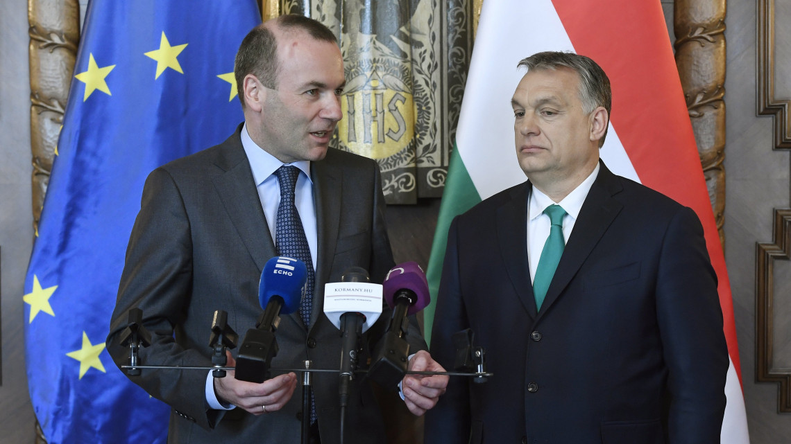 Orbán Viktor miniszterelnök (j) és Manfred Weber, az Európai Néppárt (EPP) EP-képviselőcsoportjának elnöke sajtónyilatkozatot tesz az Országházban 2018. március 20-án.