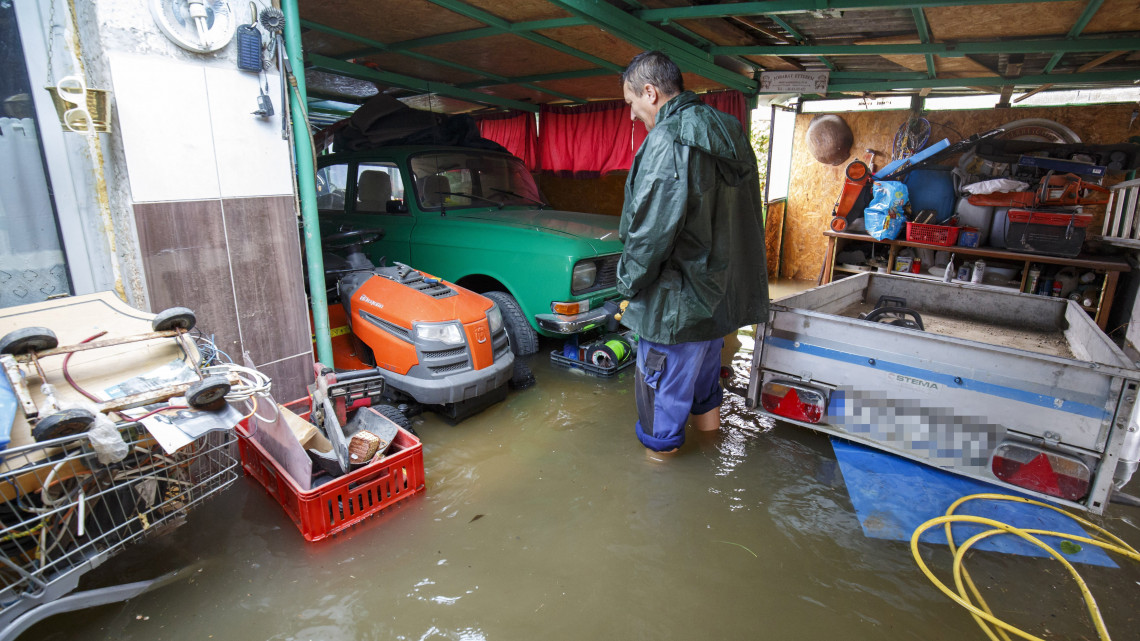 Bedő Zoltán áll a folyamatos esőzés miatt vízzel elárasztott garázsában Keszthelyen, a Cholnoky Jenő utcában 2018. szeptember 4-én.