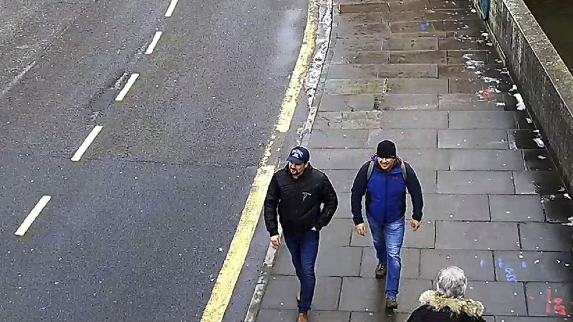 Salisbury, 2018. szeptember 5.
Közterületi kamera videofelvételéről készített és a londoni rendőrség által közreadott képen Ruszlan Bosirov és Alekszandr Petrov a salisburyi Fisherton Roadon 2018. március 3-án. A brit vádhatóság 2018. szeptember 5-én bejelentette, hogy távollétében vádat emelt az orosz állampolgár Bosirov és Petrov ellen Szergej Szkripal, a brit külső hírszerzés, az MI6 volt orosz kettős ügynöke és lánya, Julija megmérgezésének ügyében. Őket egy salysburyi bevásárlóközpontnál támadták meg 2018. március 4-én a Novicsok katonai idegméreggel. (MTI/AP/Londoni rendőrség) *** Local Caption *** 53000073