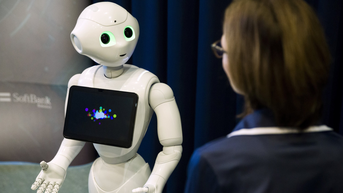 A Robotics Pepper nevű humanoid robot bemutatója az Ipar 4.0 Technológiai Központban a Budapesti Műszaki és Gazdaságtudományi Egyetemen 2018. szeptember 6-án. A 121 cm magas és 28 kilogramm súlyú Peppert a legkorszerűbb mesterséges intelligenciával és hangfelismerő technológiával látták el. Ezeknek és a több mint 12 beépített szenzornak köszönhetően a robot felismeri a különböző hangulatokat, arckifejezéseket és gesztusokat.