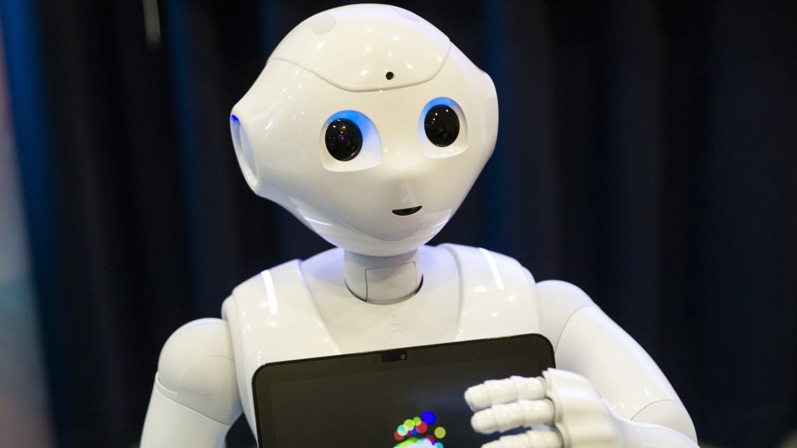 Budapest, 2018. szeptember 6.
A Robotics Pepper nevű humanoid robot bemutatója az Ipar 4.0 Technológiai Központban a Budapesti Műszaki és Gazdaságtudományi Egyetemen 2018. szeptember 6-án. A 121 cm magas és 28 kilogramm súlyú Peppert a legkorszerűbb mesterséges intelligenciával és hangfelismerő technológiával látták el. Ezeknek és a több mint 12 beépített szenzornak köszönhetően a robot felismeri a különböző hangulatokat, arckifejezéseket és gesztusokat.
MTI Fotó: Mohai Balázs