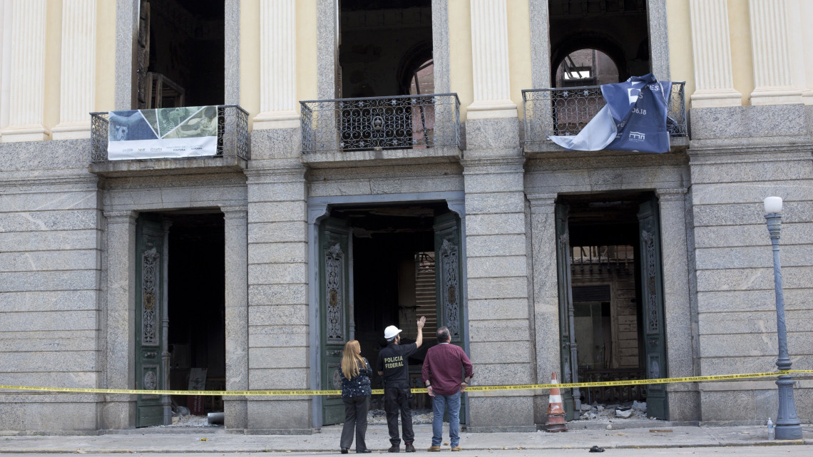 Rio de Janeiro, 2018. szeptember 5.Rendőrök vizsgálják a leégett Rio de Janeiró-i brazil Nemzeti Múzeum épületét 2018. szeptember 5-én, három nappal a tűzvész után. A több mint 20 millió műkincsnek és 530 ezer kötetet felvonultató könyvtárnak otthont adó kétszáz éves intézmény gyűjteményének szinte egésze a lángok martalékává vált. Az egyelőre ismeretlen eredetű tűzesetben senki nem sérült meg. (MTI/AP/Silvia Izquierdo)