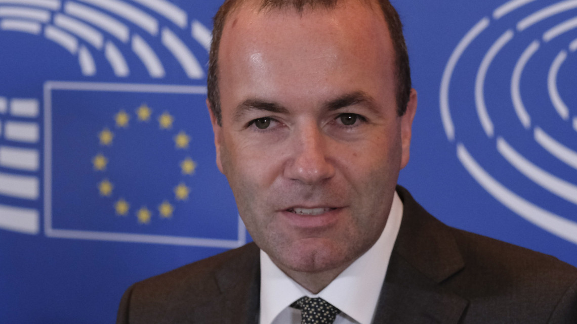 Brüsszel, 2018. szeptember 5.Manfred Weber, az Európai Néppárt (EPP) európai parlamenti frakcióvezetője, a bajor Keresztényszociális Unió, a CSU elnökhelyettese egy brüsszeli sajtóértekezleten 2018. szeptember 5-én. Weber bejelentette, hogy indul az EPP csúcsjelöltségéért. A csúcsjelöltet az EPP novemberi kongresszusán választják meg, és ha a párt győz a 2019-es európai parlamenti választásokon, ő lehet az Európai Bizottság következő elnöke. (MTI/EPA/EPA/Olivier Hoslet) *** Local Caption *** 53000073