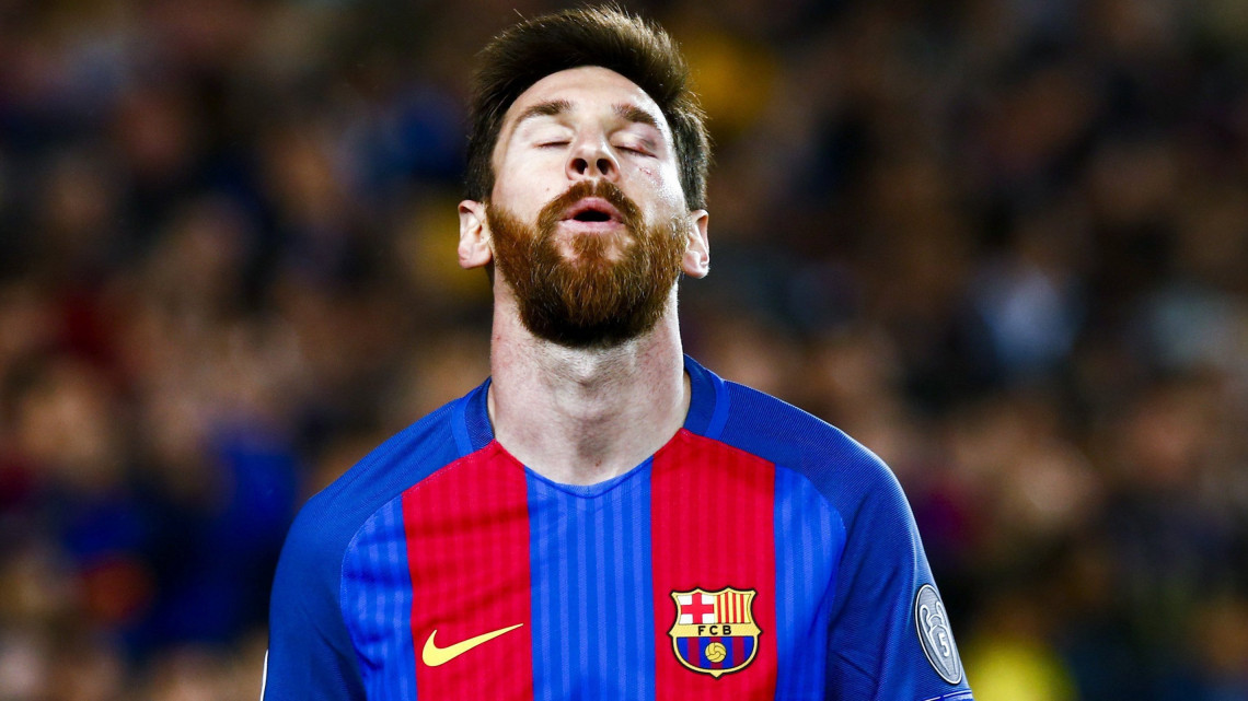Barcelona, 2017. május 24.2017. április 19-én a labdarúgó Bajnokok Ligája negyeddöntőjének visszavágó mérkőzésén a Juventus elleni mérkőzésen készített Lionel Messiről, az FC Barcelona argentin futballistájáról. A spanyol legfelsőbb bíróság 2017. május 24-én helybenhagyta Lionel Messi 21 hónapos börtönbüntetését, illetve 2 millió euró kártérítés megfizetését, amit adócsalásért kapott. Messinek azonban ettől függetlenül nem kell majd börtönbe vonulnia, mivel Spanyolországban a két évnél rövidebb börtönbüntetések végrehajtását felfüggesztik, amennyiben az elítélt korábban nem követett el bűncselekményt. (MTI/EPA/Quique Garcia)