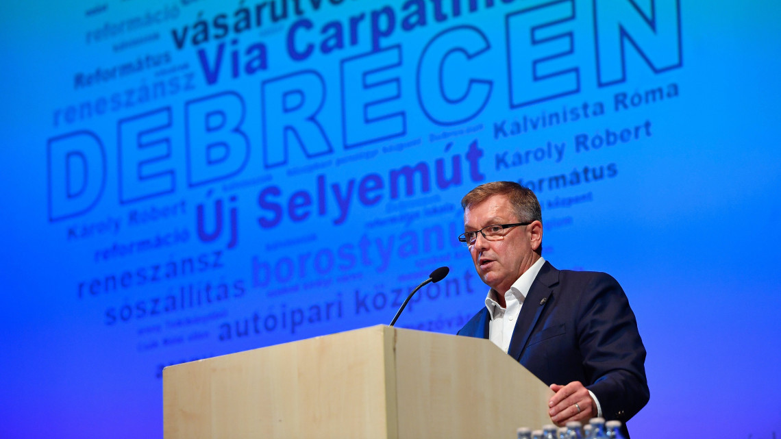 Matolcsy György, a Magyar Nemzeti Bank (MNB) elnöke előadást tart az 56. Közgazdász-vándorgyűlésen a debreceni Kölcsey Központban 2018. szeptember 6-án.