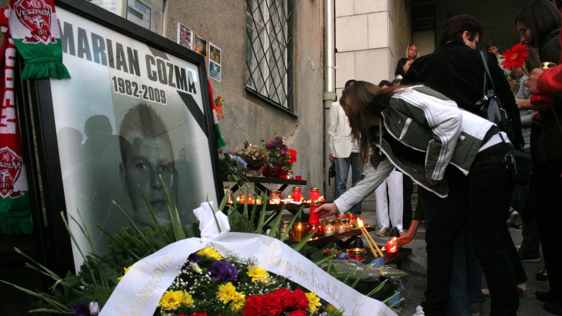 Résztvevők gyertyákat gyújtanak Marian Cozma, az MKB Veszprém 2009. február 8-án meggyilkolt román kézilabdázója emlékére a tragédia helyszínének közelében Veszprémben. Cozma 2009. szeptember 8-án ünnepelné 27. születésnapját.