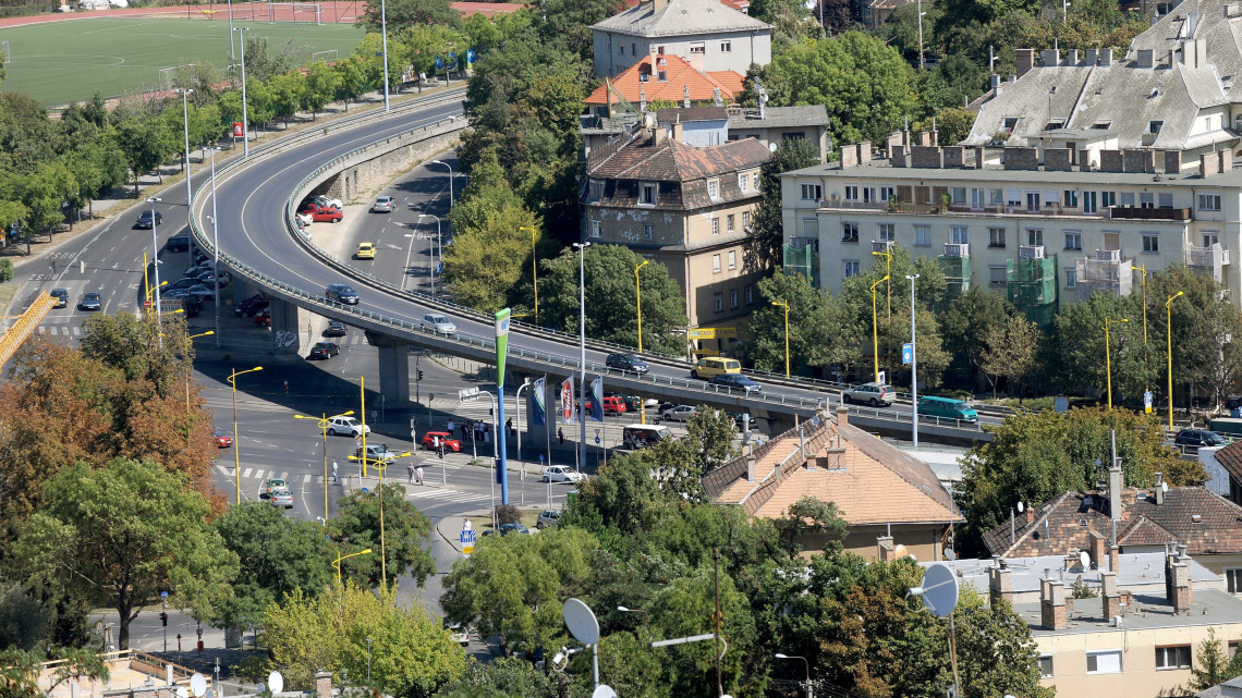 A Budaörsi út, az Alkotás utca és a Hegyalja út kereszteződése, a BAH-csomópont a XI. és a XII. kerület határán.