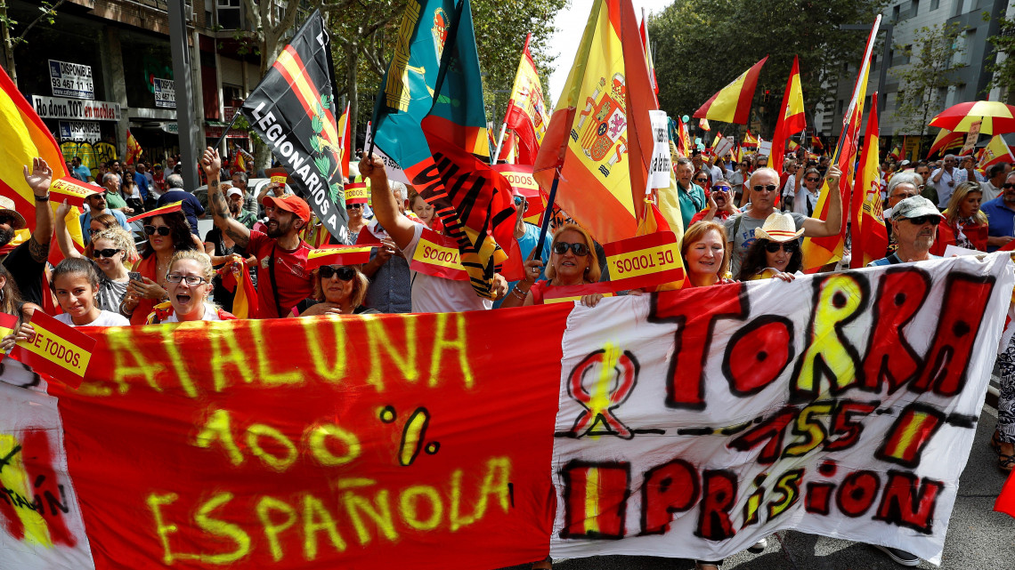 Barcelona, 2018. szeptember 9.Egységpárti tüntetők vonulnak a katalán függetlenségi törekvések mellett, illetve azzal szemben, Spanyolország egységéért és előrehozott országos parlamenti választások megrendezéséért egyidejűleg tartott megmozduláson Barcelonában 2018. szeptember 9-én. A tüntetők és ellentüntetők több ezres tábora két nappal Katalónia nemzeti ünnepe, a Diada előtt vonult az utcára. (MTI/EPA/Enric Fontcuberta)