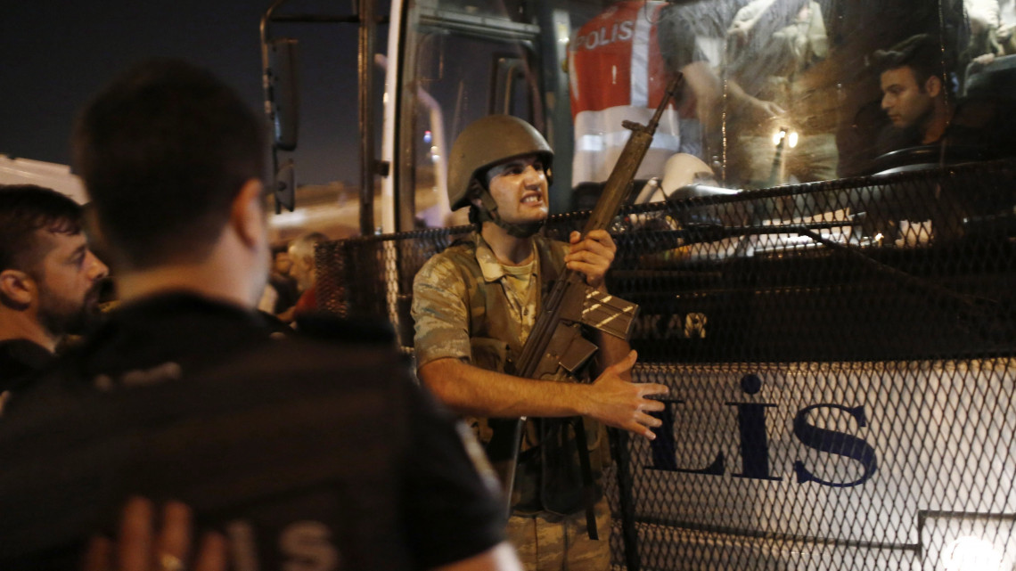 Isztambul, 2016. július 16.Török rendőrök letartóztatnak egy katonát az isztambuli Taksim téren 2016. július 16-án kora hajnalban. A török hadsereg egy része előző nap este megkísérelte átvenni a hatalmat, és összecsapásokat folytatott a rendőrséggel Ankarában és Isztambulban. A hajnali órákban a kormányfő bejelentette, hogy visszaverték a puccskísérletet. A puccskísérlet halálos áldozatainak száma 194-re nőtt, több mint 1500 katonát őrizetbe vettek. (MTI/EPA/Sedat Suna)
