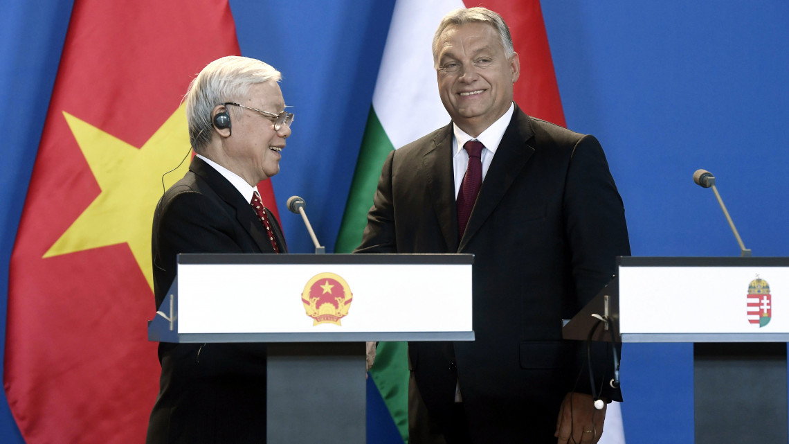 Orbán Viktor miniszterelnök (j) és Nguyen Phu Trong, a Vietnami Kommunista Párt főtitkára kezet fog a Parlamentben 2018. szeptember 10-én.