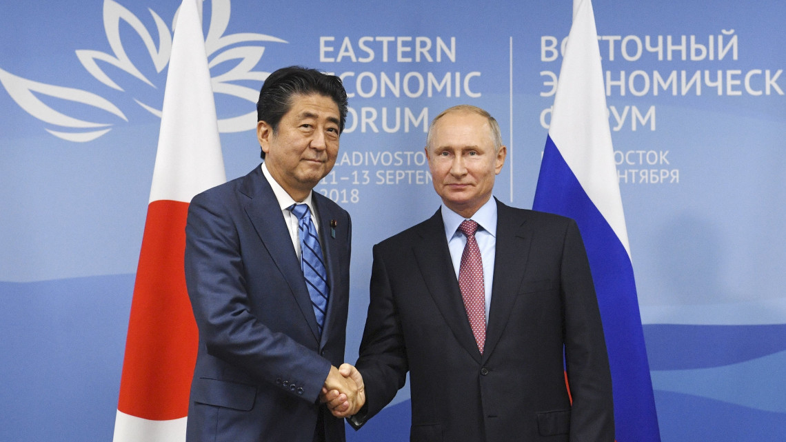 Vlagyivosztok, 2018. szeptember 10.Vlagyimir Putyin orosz elnököt (j) és Abe Sindzó japán miniszterelnök kezet fog a kétoldalú megbeszélésük kezdetén Vlagyivosztokban 2018. szeptember 10-én. Putyin és Abe a szeptember 11-én kezdődő Keleti Gazdasági Fórumra érkezett  a városba. (MTI/AP pool/Kirill Kudrjavcev)
