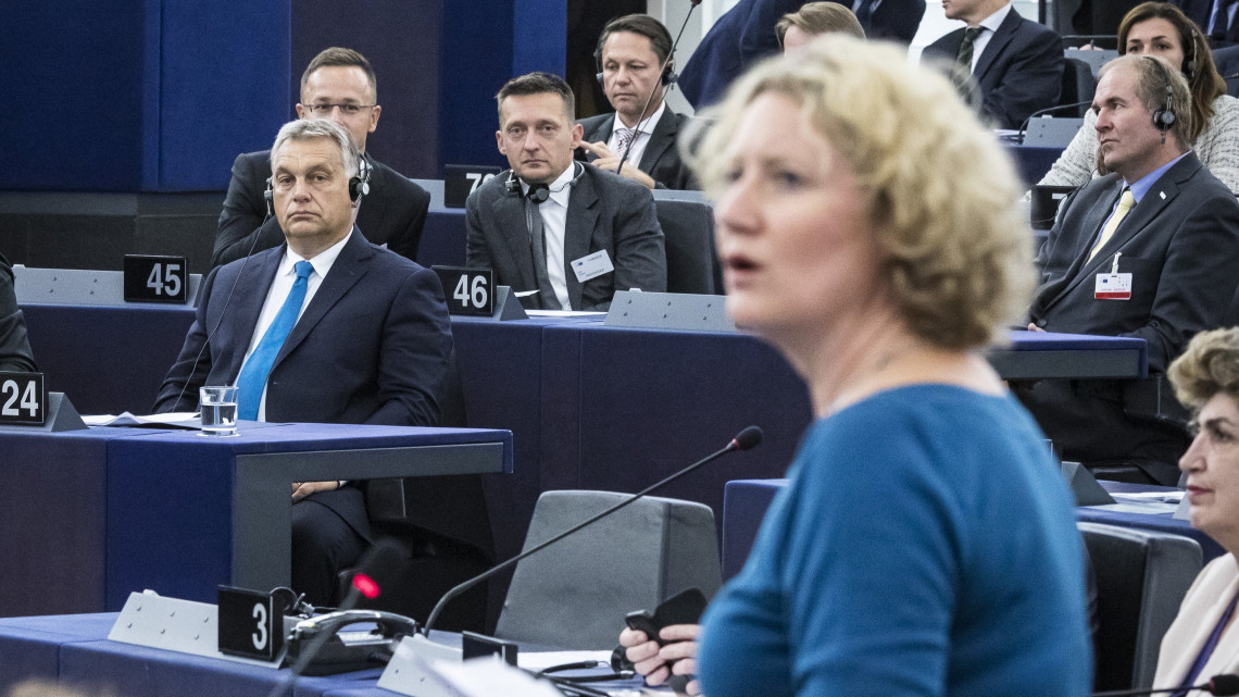 Judith Sargentini, a zöld párti frakció holland képviselője (j) felszólal az Európai Parlament vitáján 2018. szeptember 11-én. Balra Orbán Viktor miniszterelnök, mögötte Szijjártó Péter külgazdasági és külügyminiszter (b) és Rogán Antal, a Miniszterelnöki Kabinetirodát vezető miniszter (b2).