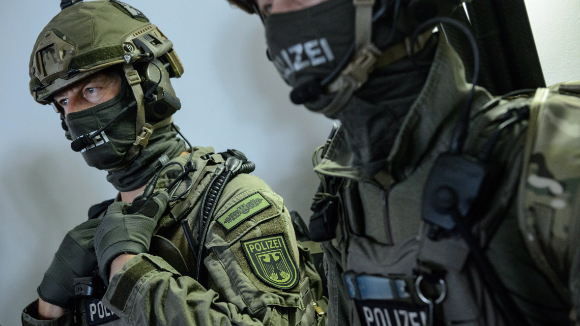 Berlin, 2017. augusztus 8.A német szövetségi rendőrség 11-es számú, különlegesen képzett, új terrorelhárító alakulatának tagjai az egység avatóünnepségén Berlinben 2017. augusztus 8-án. A kommandós osztag a GSG-9 kódnevű csoporthoz hasonlóan különleges biztonsági feladatokat lát el. (MTI/EPA/Jens Schlüter)
