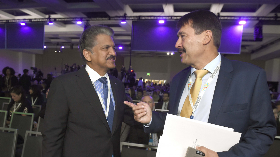 Anand Mahindra, a Mahindra Group elnöke (b) és Áder János köztársasági elnök (j) a Global Climate Action Summit nemzetközi klímacsúcs nyitó, plenáris ülése előtt a Moscone Center kongresszusi központban San Franciscóban 2018. szeptember 13-án.