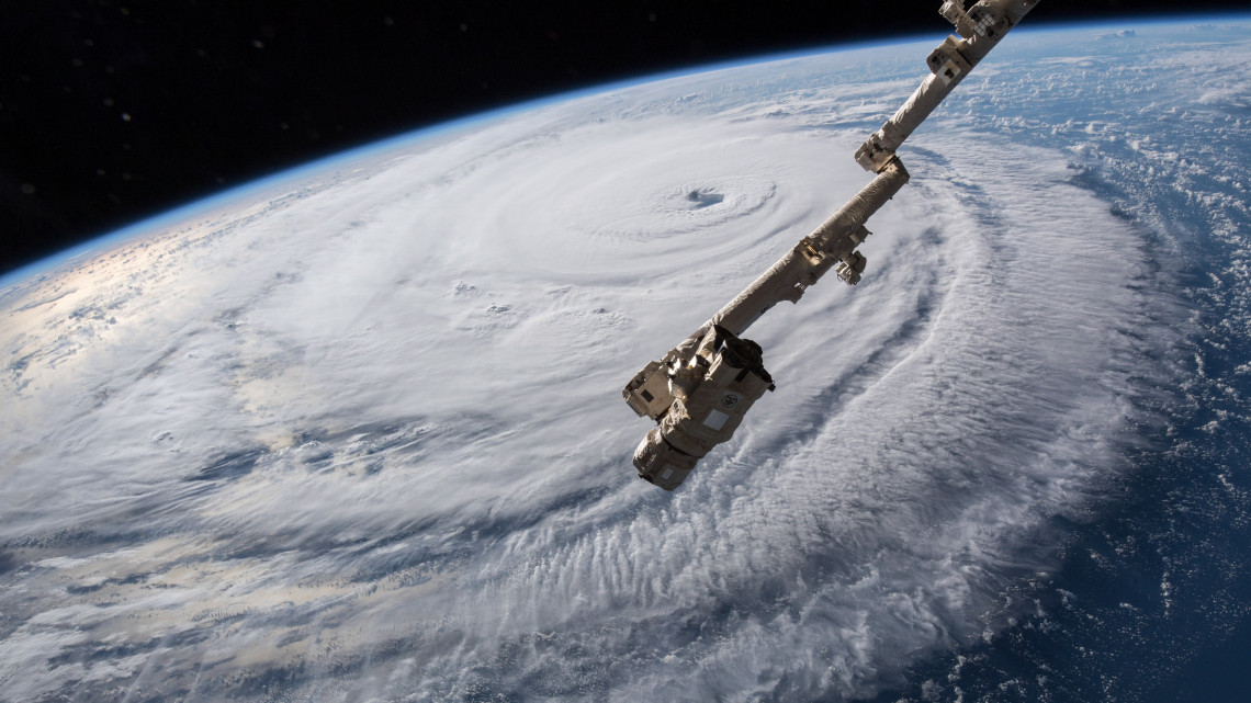 Világűr, 2018. szeptember 13.A NASA által közzétett, a Föld körül keringő Nemzetközi Űrállomás kamerájával készített kép a Florence hurrikánról, amely Észak- és Dél-Karolina partjai felé közeledik 2018. szeptember 12-én. Az érintett államokban szükségállapotot hirdetett ki az amerikai elnök a hurrikán miatt. (MTI/EPA/NASA)