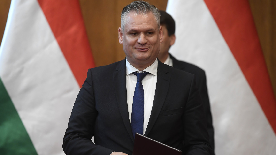 Takács Szabolcs Ferenc, a Miniszterelnökség államtitkára, miután átvette a kinevezési okmányt Áder János köztársasági elnöktől (hátul) az Országház Vadásztermében 2018. május 22-én.