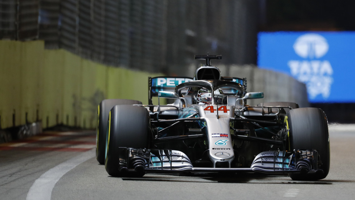 Szingapúr, 2018. szeptember 16.Lewis Hamilton, a Mercedes brit versenyzője a Forma-1-es autós gyorsasági világbajnokság Szingapúri Nagydíján a Marina Bay utcai pályán Szingapúrban 2018. szeptember 16-án. (MTI/AP/Vincent Thian)