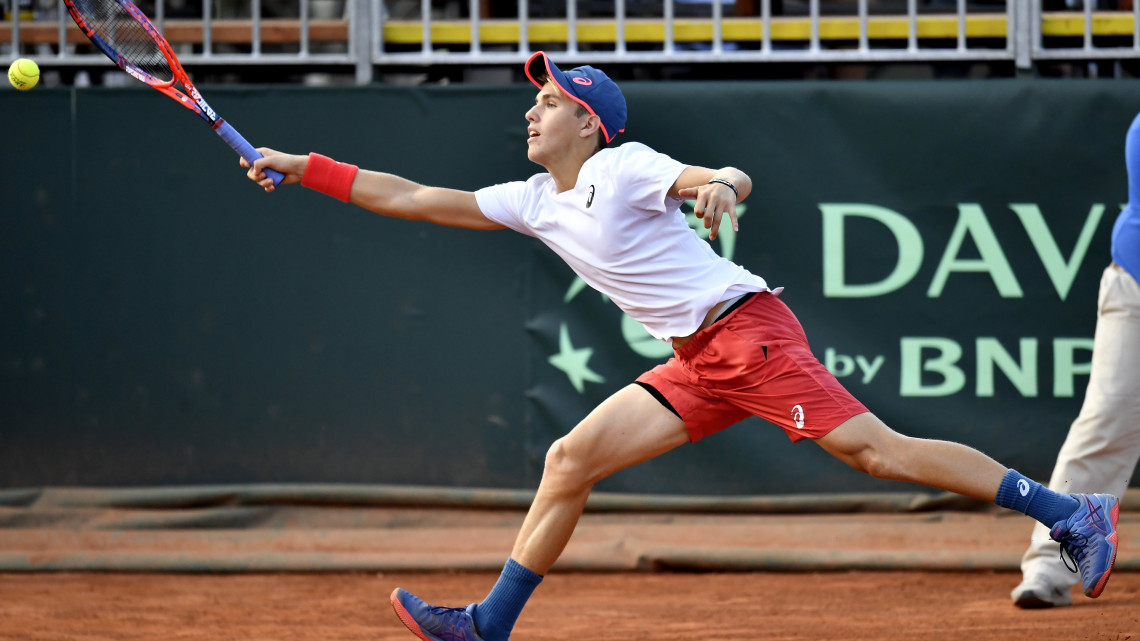 Piros Zsombor játszik a cseh Lukas Rosol ellen a tenisz Davis Kupa Magyarország - Csehország osztályozóján a Lurdy-ház parkolójában felállított teniszpályán 2018. szeptember 16-án.