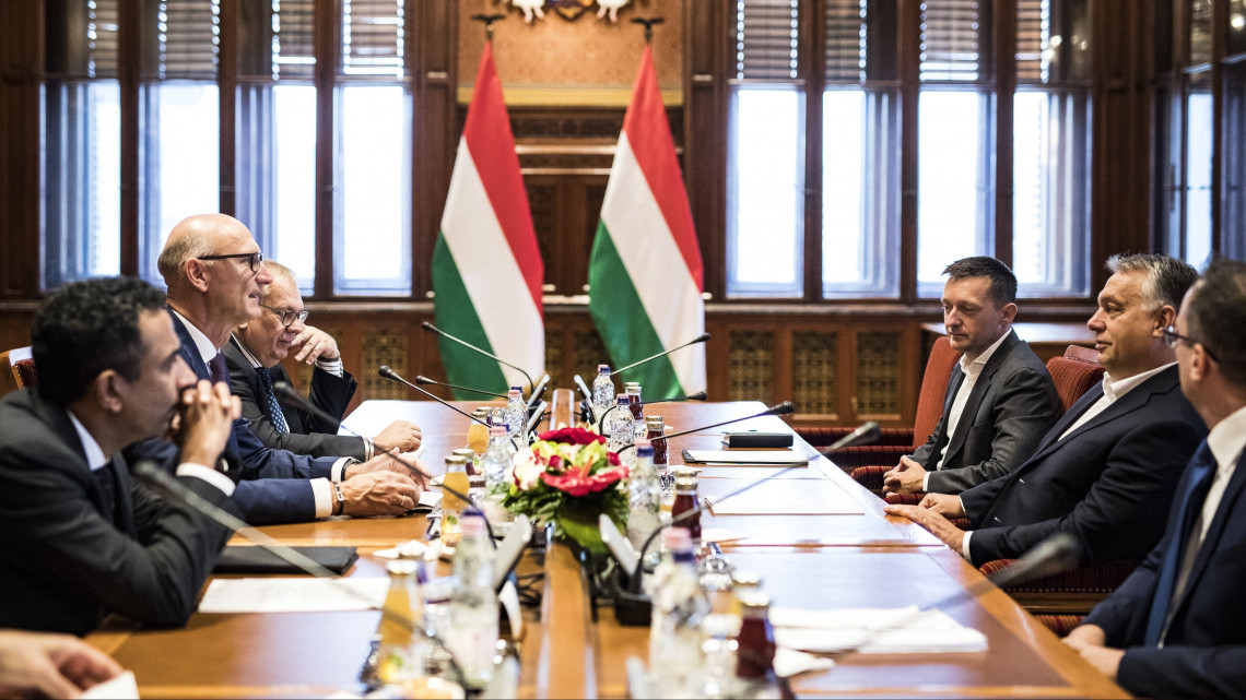 A Miniszterelnöki Sajtóiroda által közzétett képen Orbán Viktor miniszterelnök (j2) fogadja Timotheus Höttgest, a Deutsche Telekom vezérigazgatóját (b2) a Parlamentben 2018. szeptember 17-én.