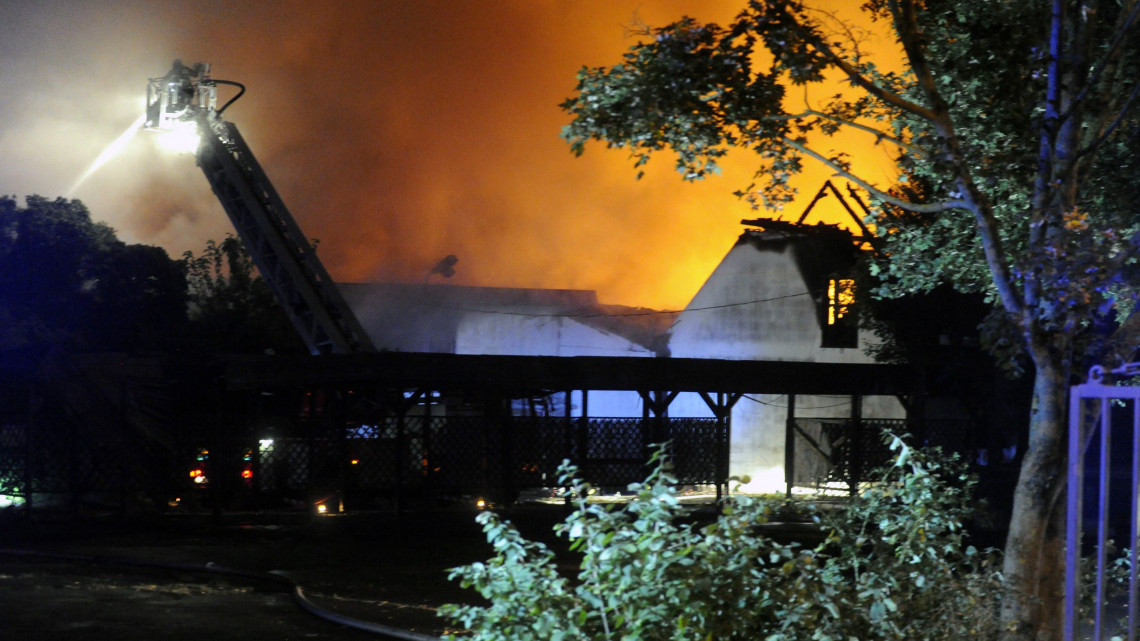 Tűzoltó az egykori Hűvösvölgyi Vigadónál, amely kiégett 2018. szeptember 18-ára virradó éjjel. Az tetőszerkezete részlegesen beomlott.