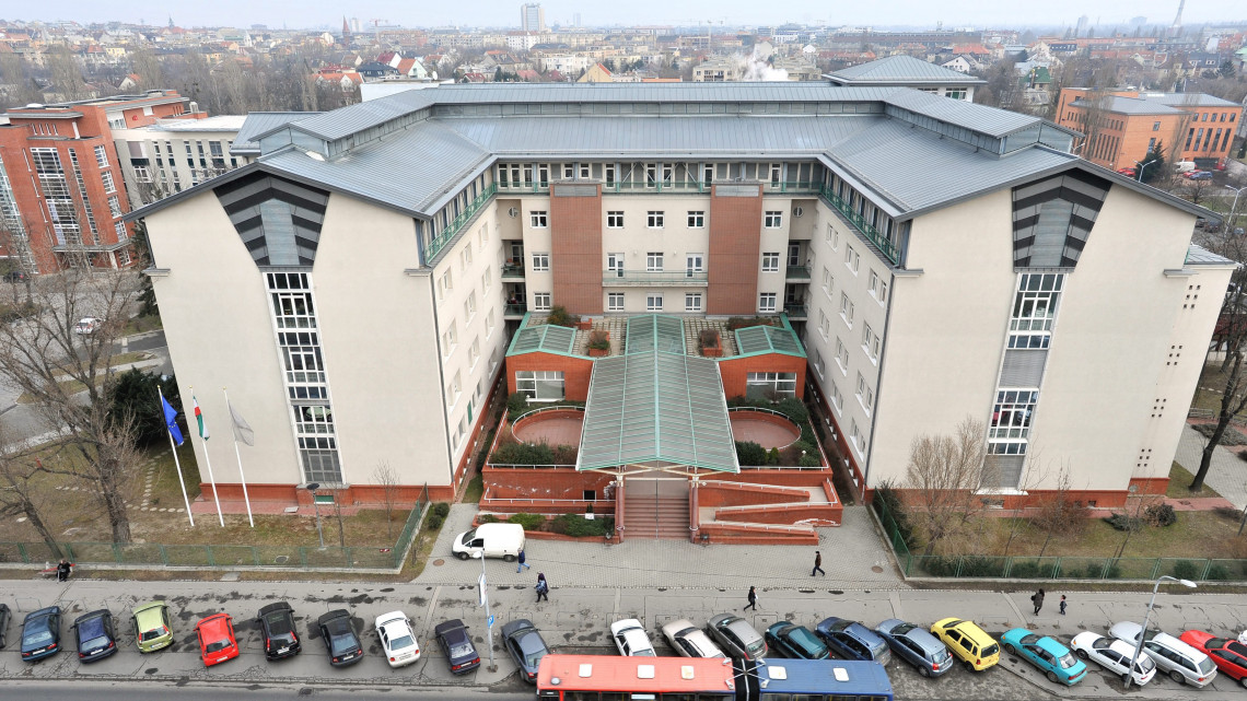 A Fővárosi Önkormányzat Szent Imre Kórháza központi épülete madártávlatból. A felvétel 2011. március 1-jén készült.