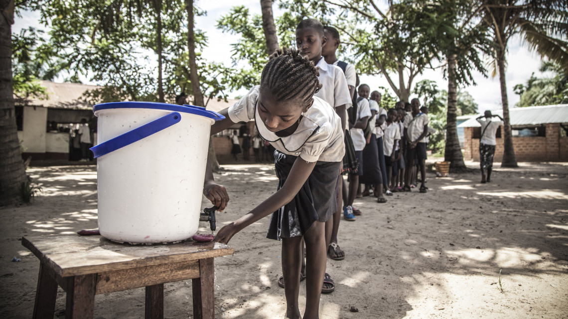 Mbandaka, 2018. május 23.Az ENSZ gyermekvédelmi alapja, az UNICEF felvételén diákok kezet mosnak az ebolavírus terjedését megelőzendő egy iskolaudvaron, a Kongói Demokratikus Köztársaság északnyugati Mbandaka nagyvárosában 2018. május 22-én. Az előző napon az Egészségügyi Világszervezet, a WHO ebola elleni védőoltási kampányt kezdett az ország északnyugati tartományi központjában. A vírusfertőzés május eleje óta 27 ember halálát okozta az afrikai államban. (MTI/EPA/UNICEF/Mark Naftalin)